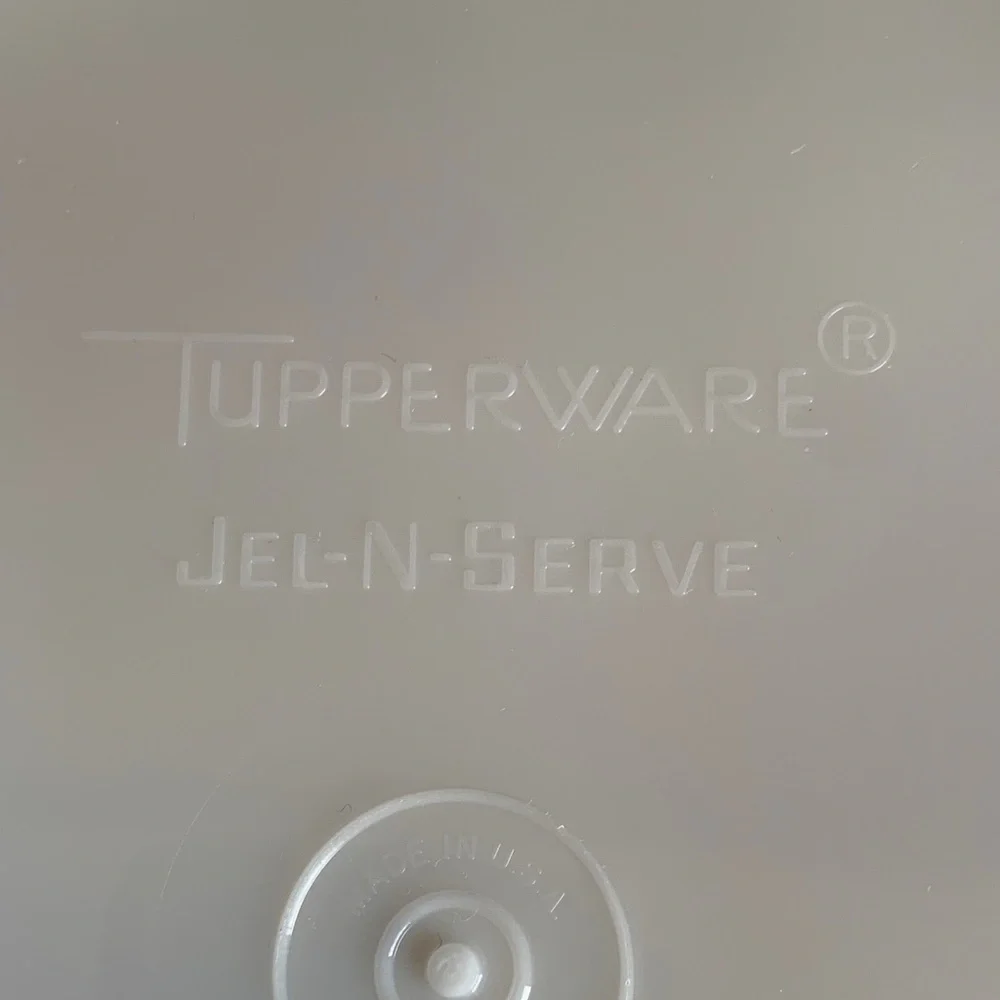 Tupperware Vintage Jel-N-Serve Floral Design Mold/ Container White  EUC